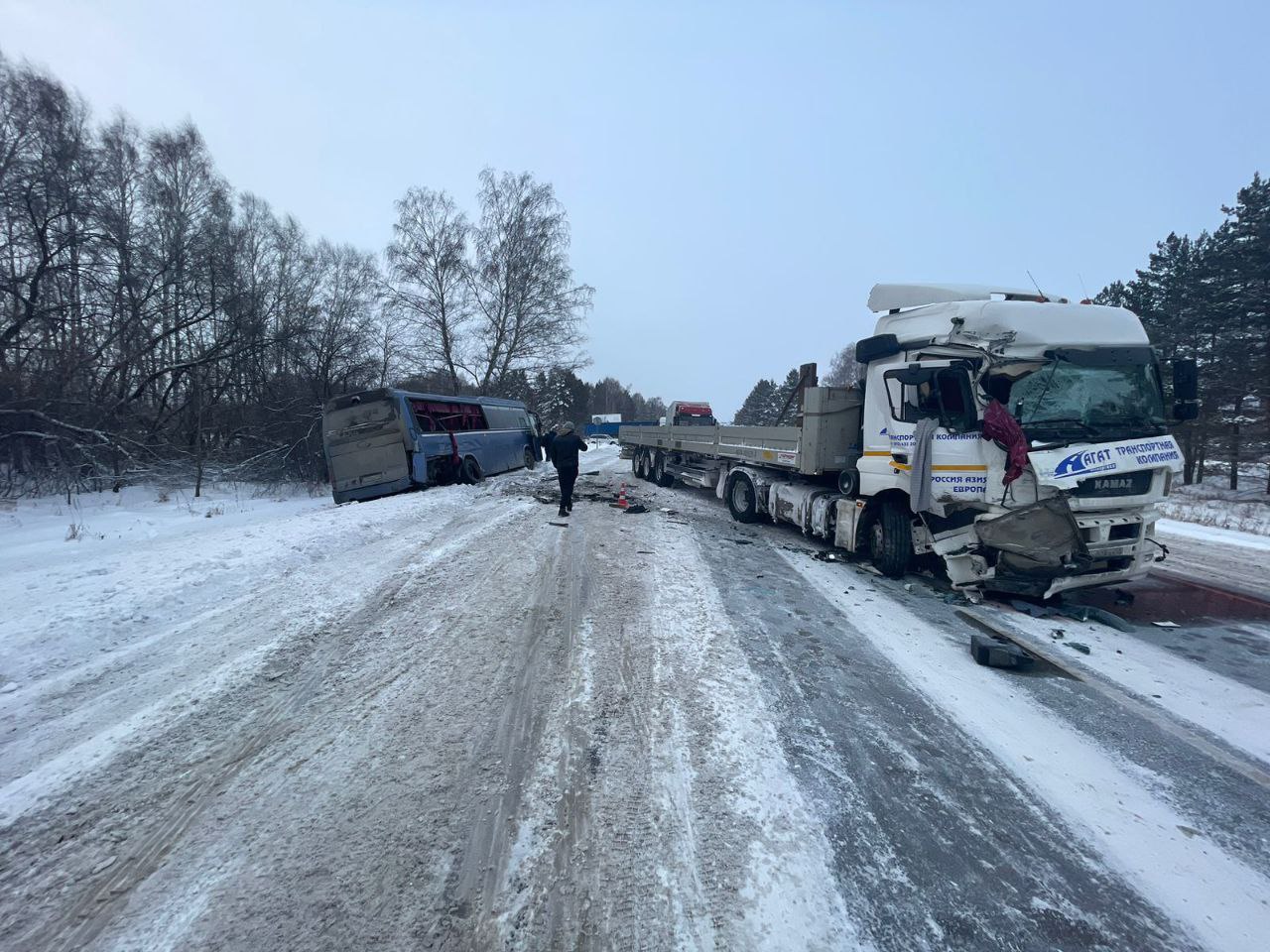 Под Новосибирском рейсовый автобус с детьми врезался в «Камаз» | Радио 1