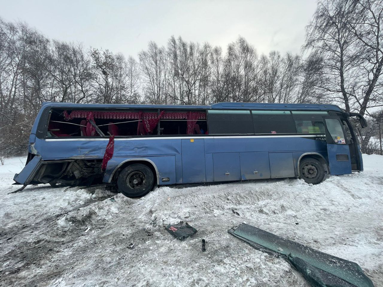 Под Новосибирском рейсовый автобус с детьми врезался в «Камаз» | Радио 1