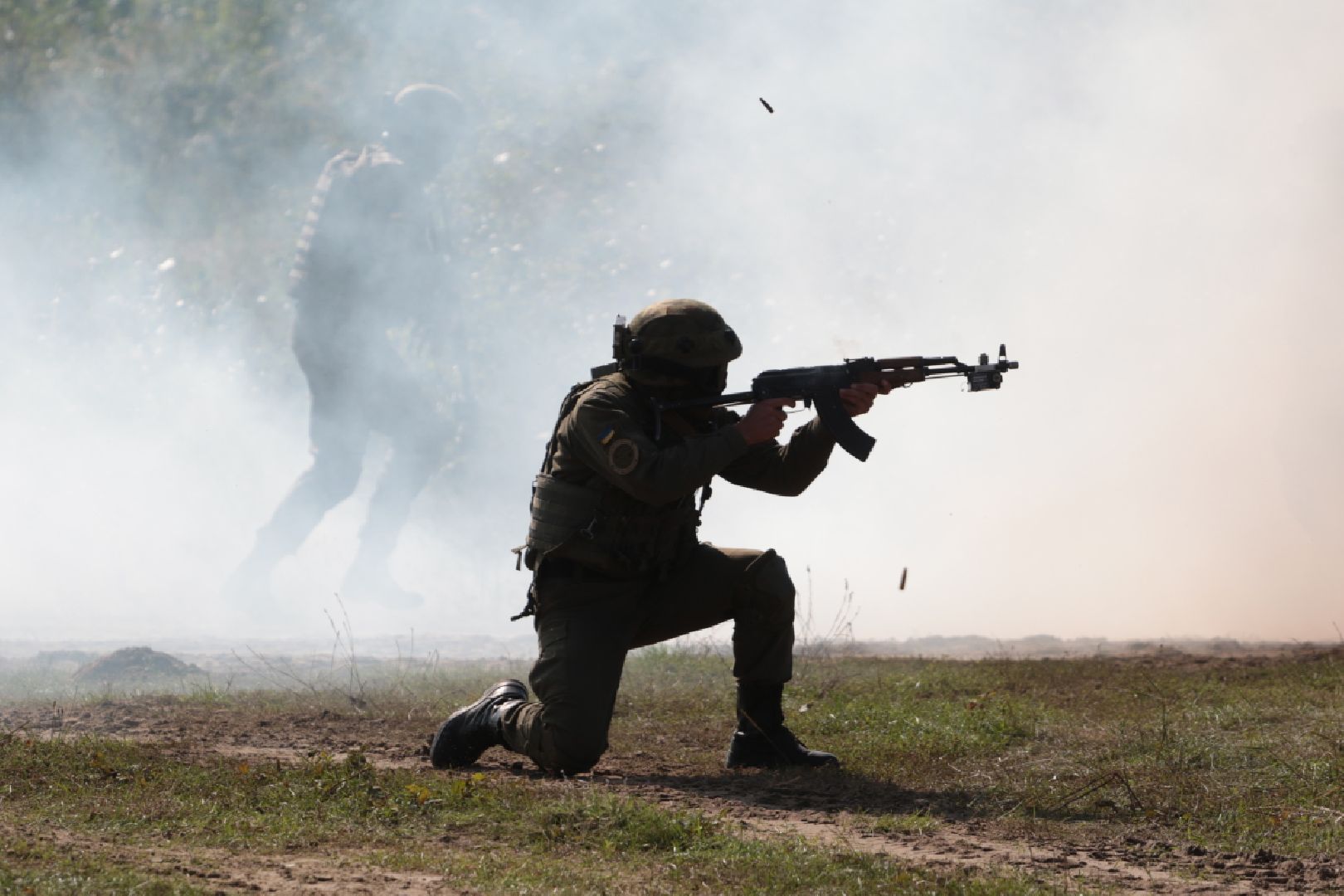 Обстрел русских солдат. Русский солдат на фоне Градов. Солдат Украины вид сбоку. Боец Украины вид сбоку.