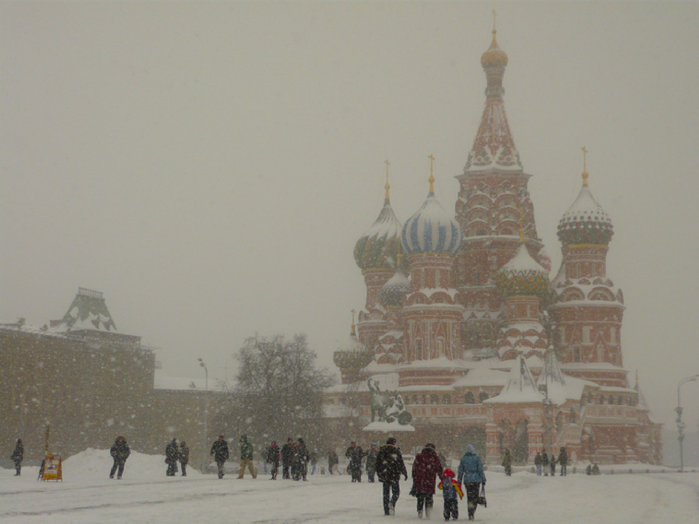 В москве пошел снег