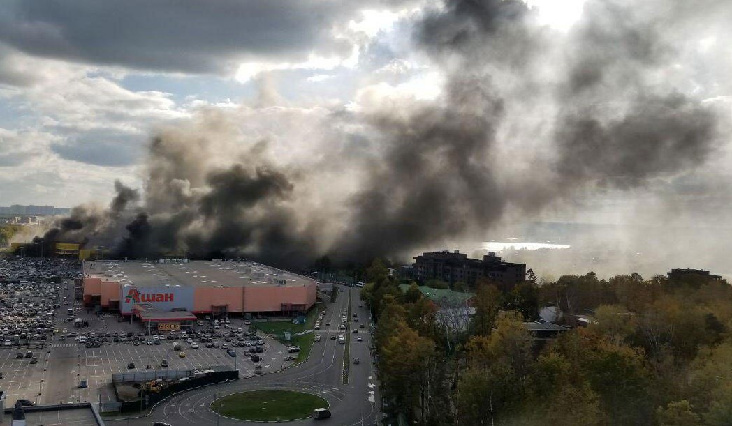 Вся москва горит. Пожар возле МКАДА сейчас. Рынок на МКАДЕ горящий. Пожар сегодня возле МКАД. Горит рынок 65 км.