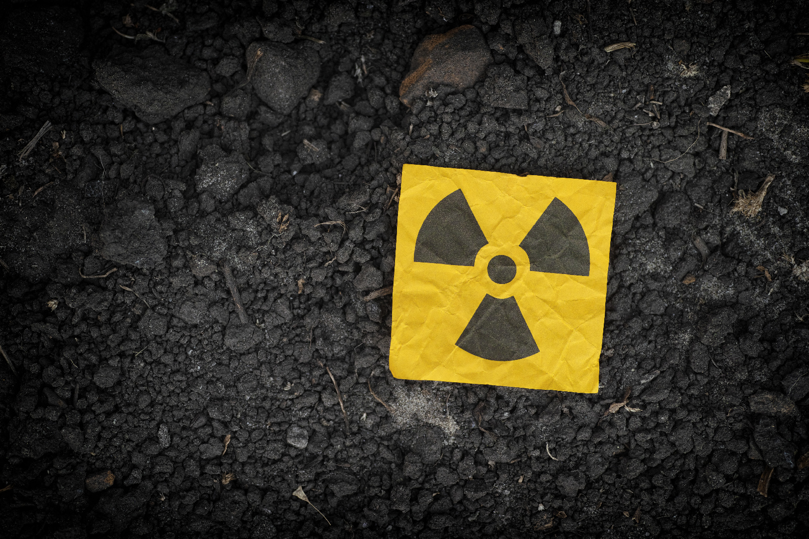 Предупреждающие знаки и знак радиации