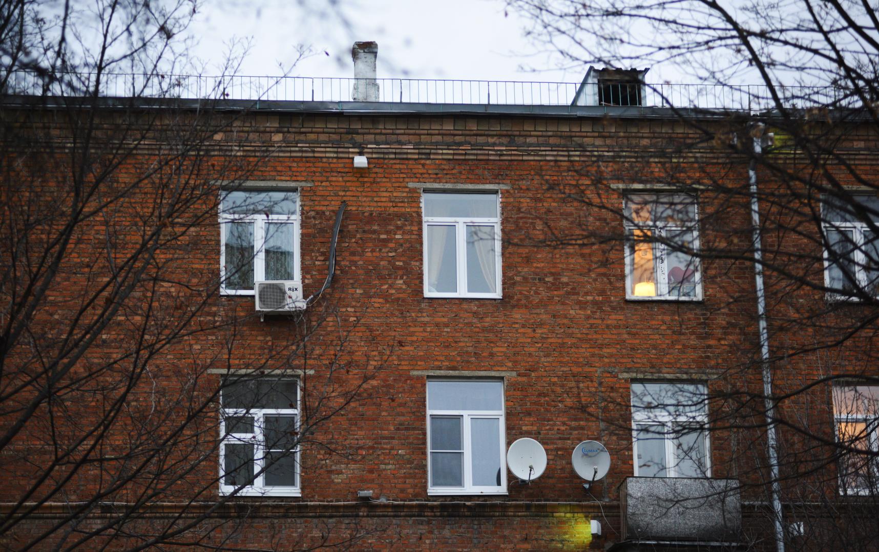 девочка выпала с окна