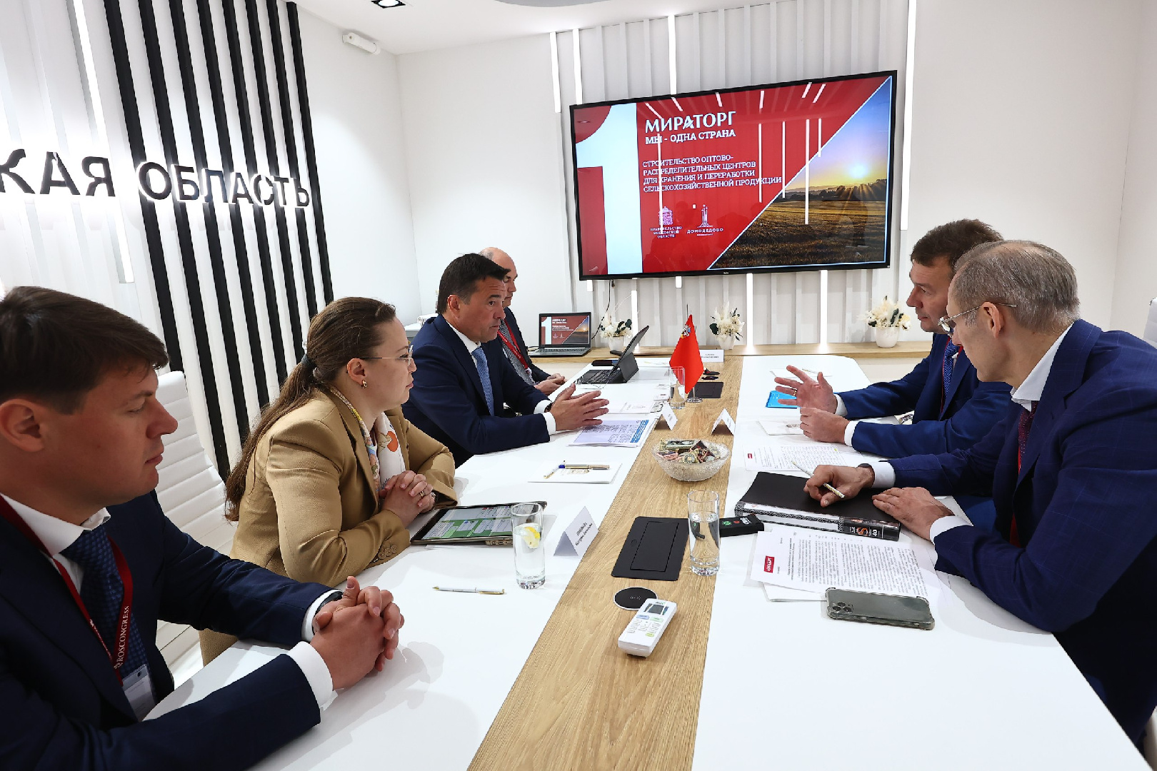 Андрей Воробьев подписал соглашение с директором АПХ «Мираторг» |  15.06.2023 | Подмосковье - БезФормата