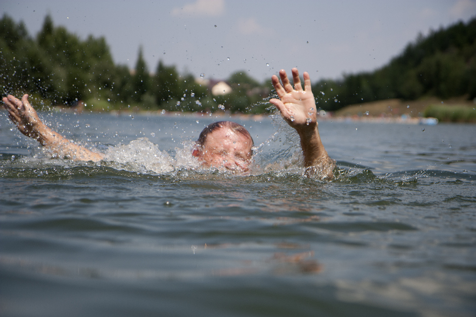 Человек купается в реке. Тонущий человек. Дети воды.