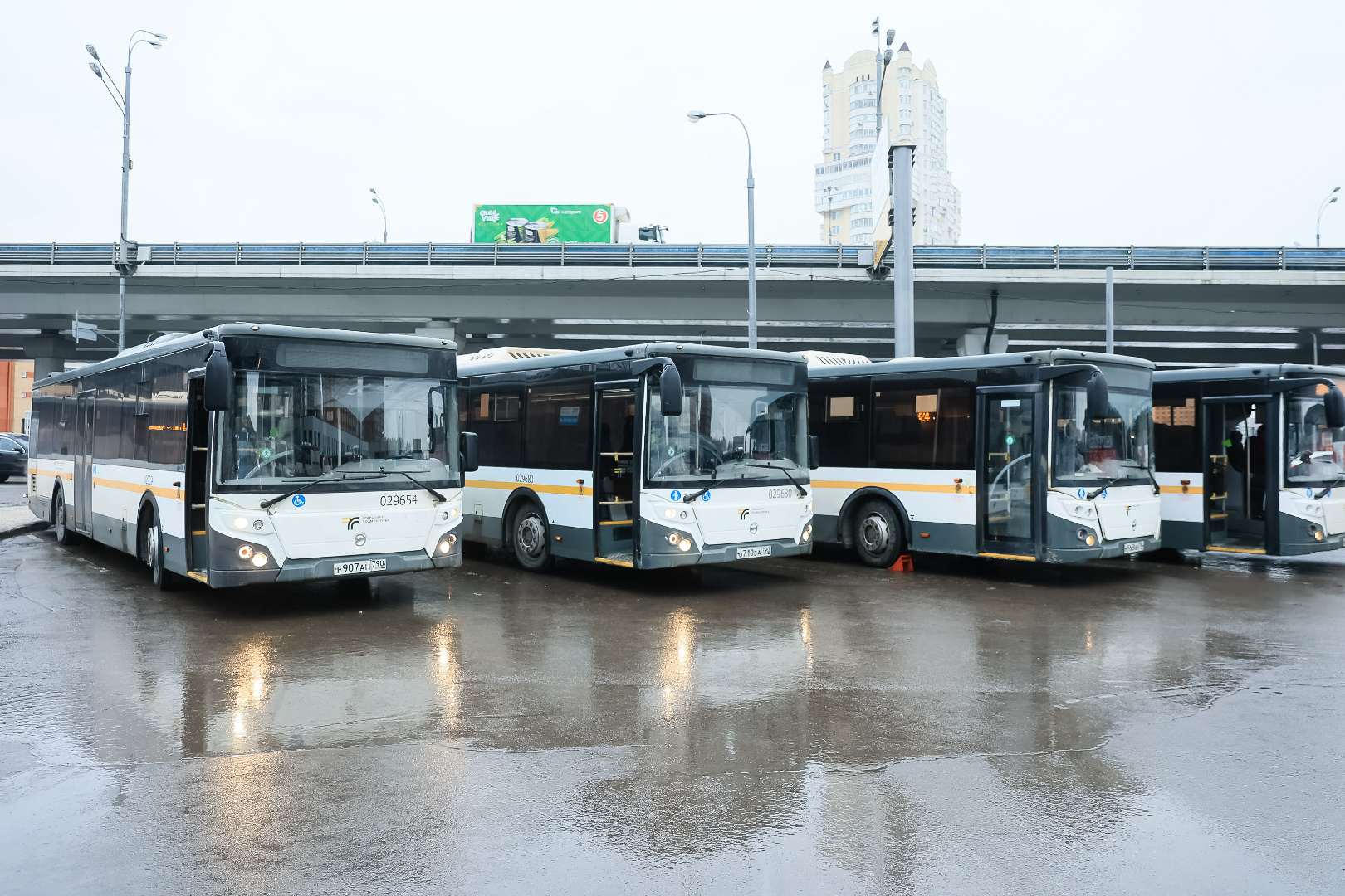Добраться до аэропорта Домодедово в условиях отмены аэроэкспрессов можно на  экспресс-автобусе | Радио 1