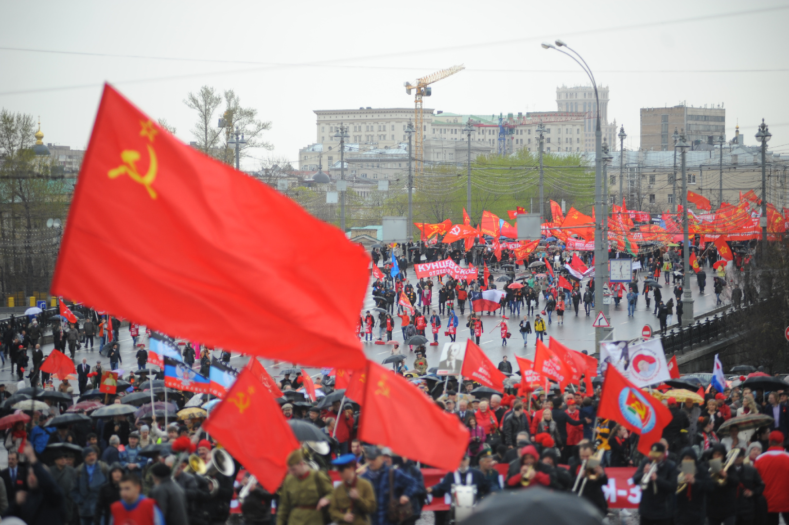Митинг 1 мая. КПРФ 1 мая шествие в Москве. Митинг КПРФ 1 мая. КПРФ на красной площади.