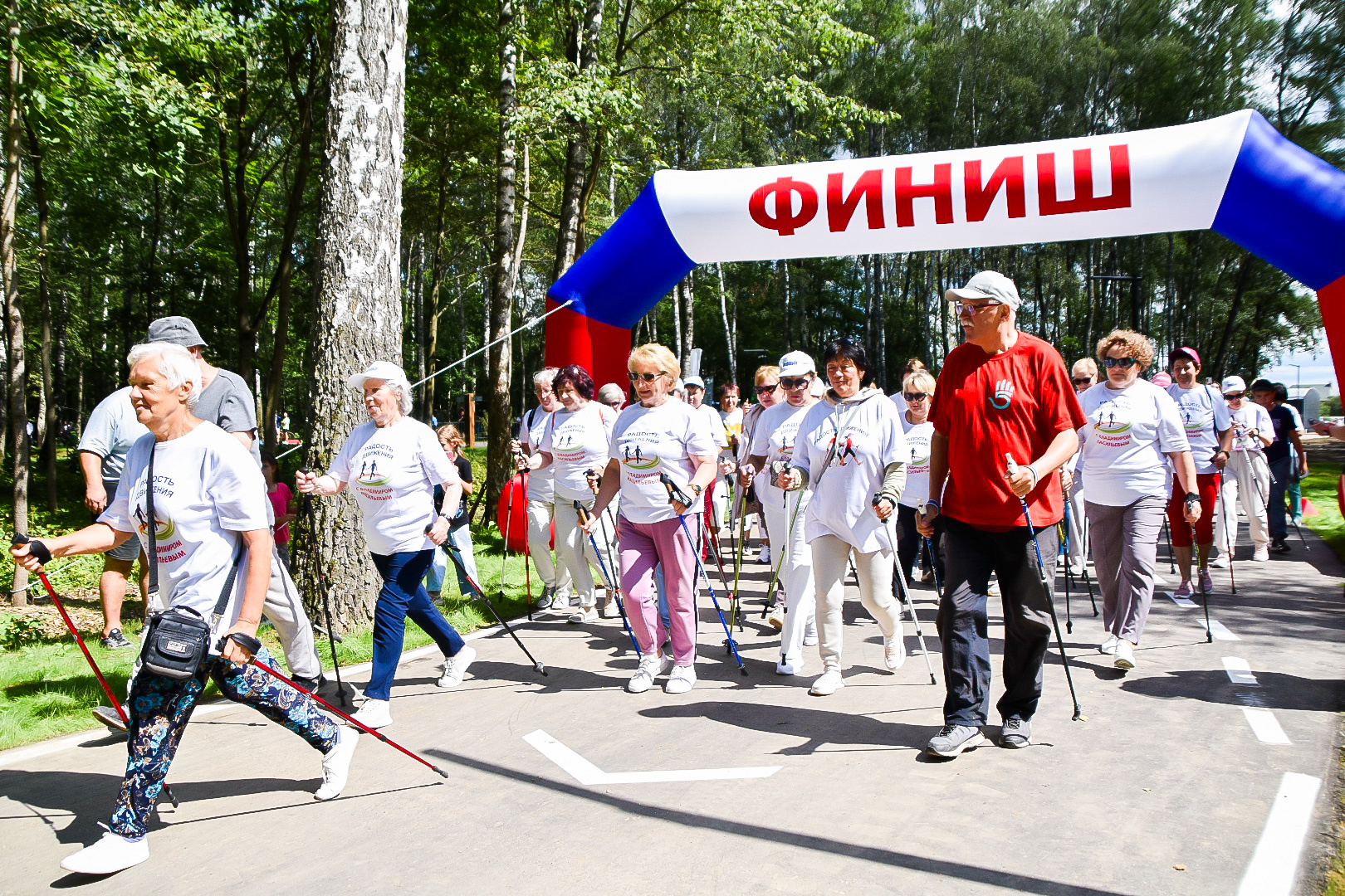 Почти 2,5 тысячи человек посетили лесопарк «Дубровицкий лес» в день  открытия | Радио 1