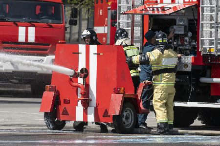 МЧС: В Хабаровске из-за пожара в торговом центре эвакуировано 200 человек