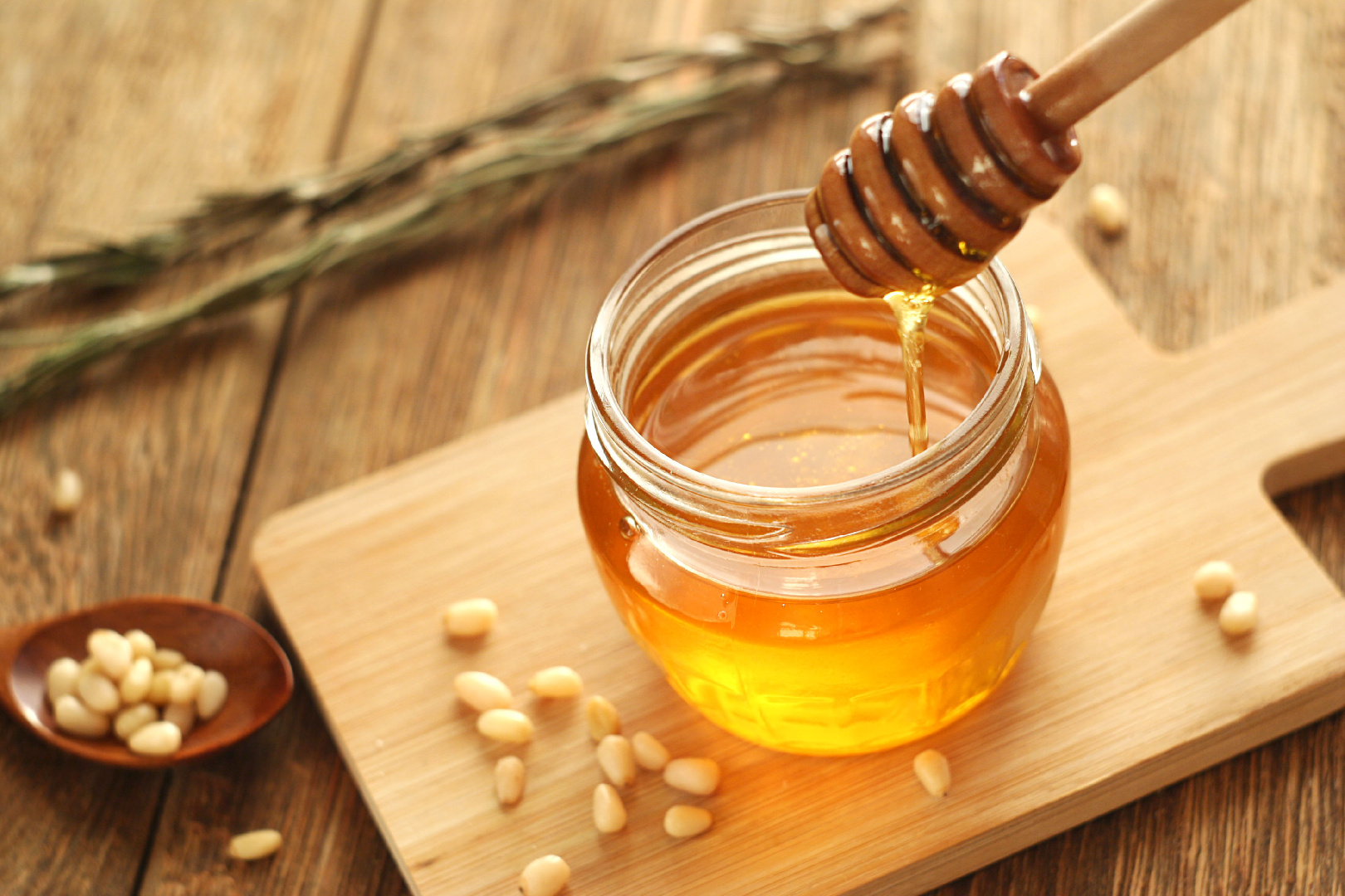 Бешеный мед. Ложка для меда. Мед на ложке женские руки. Коричневый мед в ложке. Мед улучшает память.