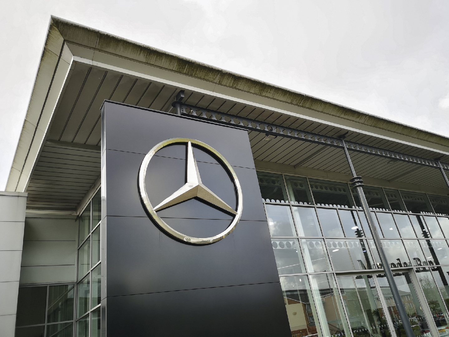 «Известия»: Mercedes-Benz отключил российских дилеров от программного обеспечения