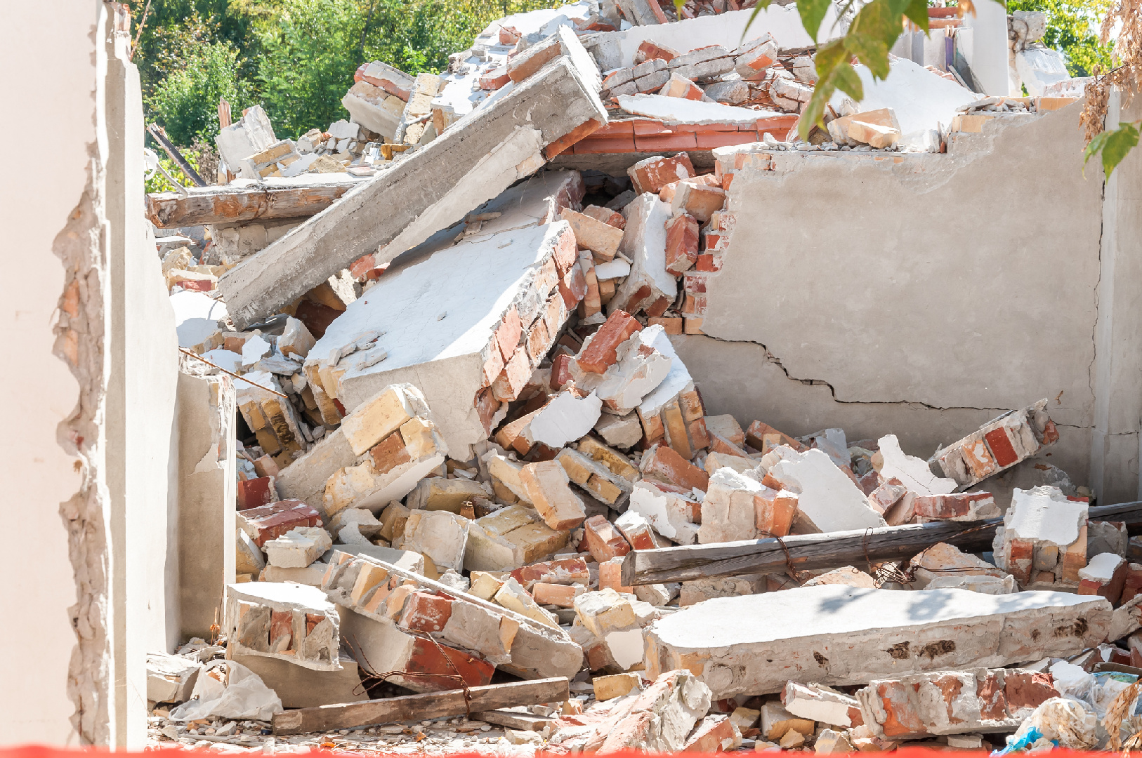 Стена дома, где произошел взрыв газа в Балашихе, обрушилась прямо на  спасателей | Радио 1