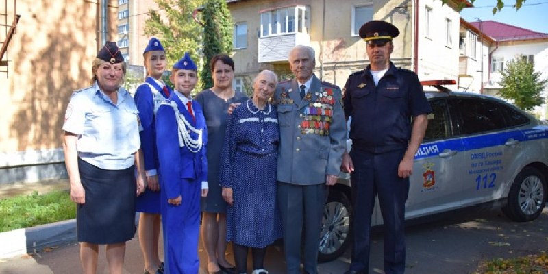 Юные инспекторы движения поздравили с юбилеем первого начальника Госавтоинспекции Каширы