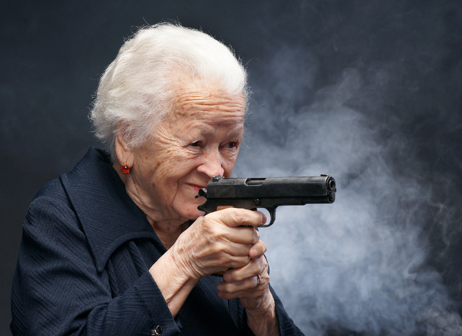 Бабушка не справится. Бабушка с пистолетом. Бабушка с револьвером. Бабки с пистолетом.