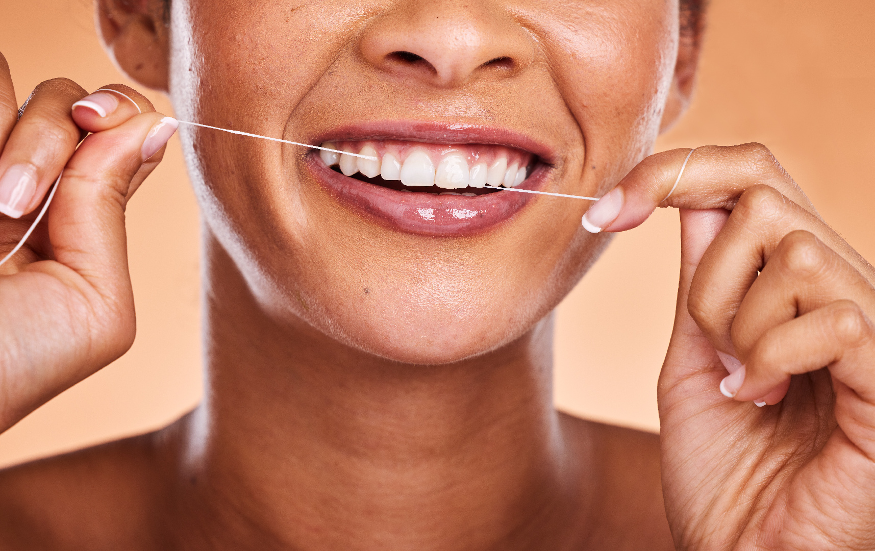 Нитки во рту. Красивая девушка использует зубную нить. Фото самых известных зубных нитей. Чистка брекет-системы зубной нитью.