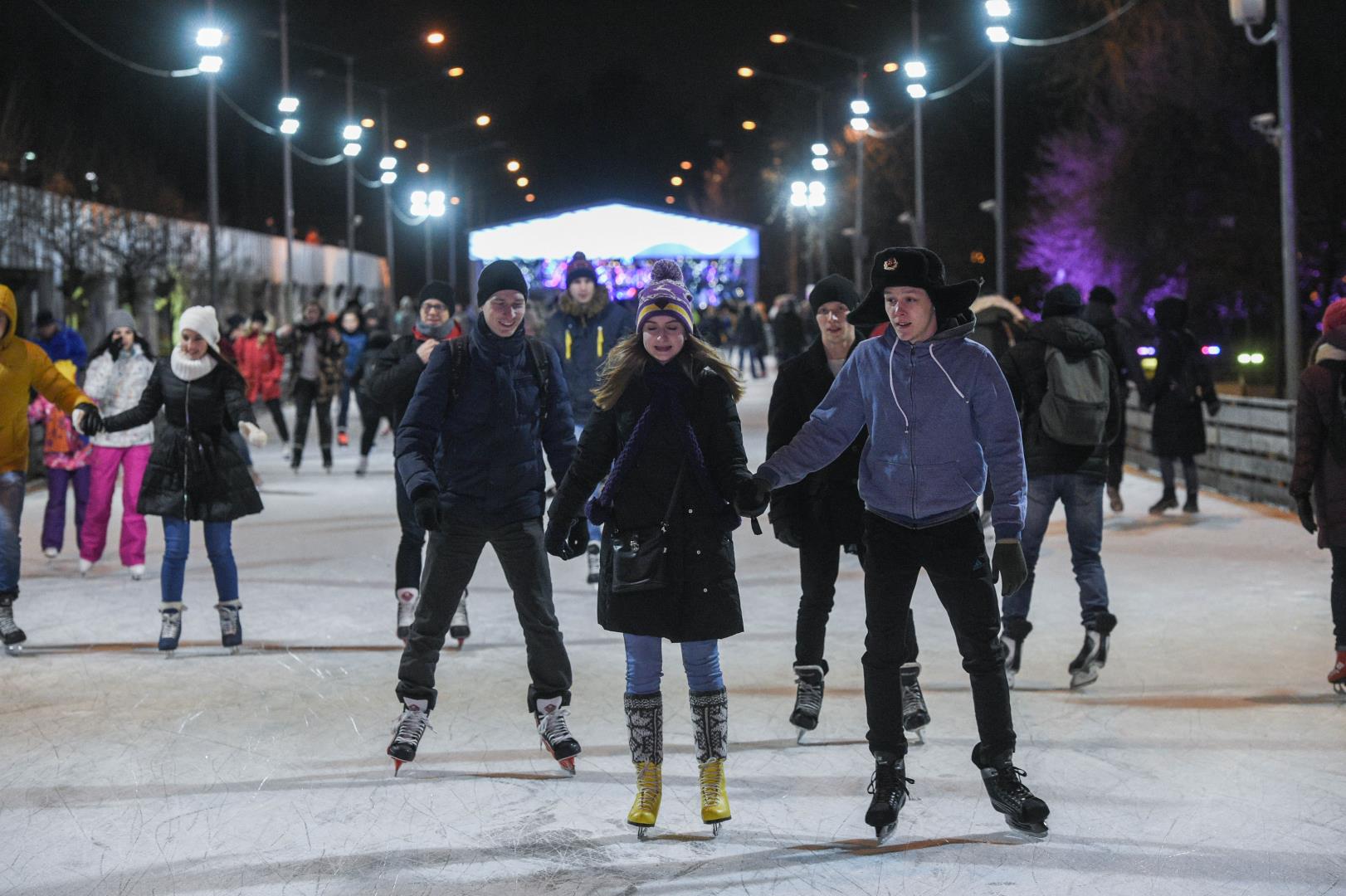 Каток парк горького температура. Каток в парке Горького Москва. Парк Горького каток вечером. Каток в парке Горького вечером. Серебряный лед каток Измайловский.