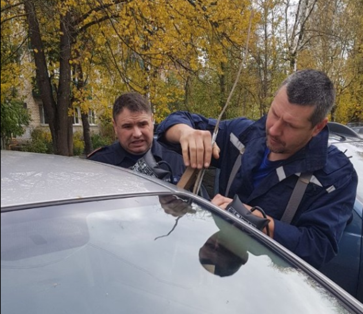 Подмосковные спасатели освободили спящего ребёнка из запертой машины |  Радио 1