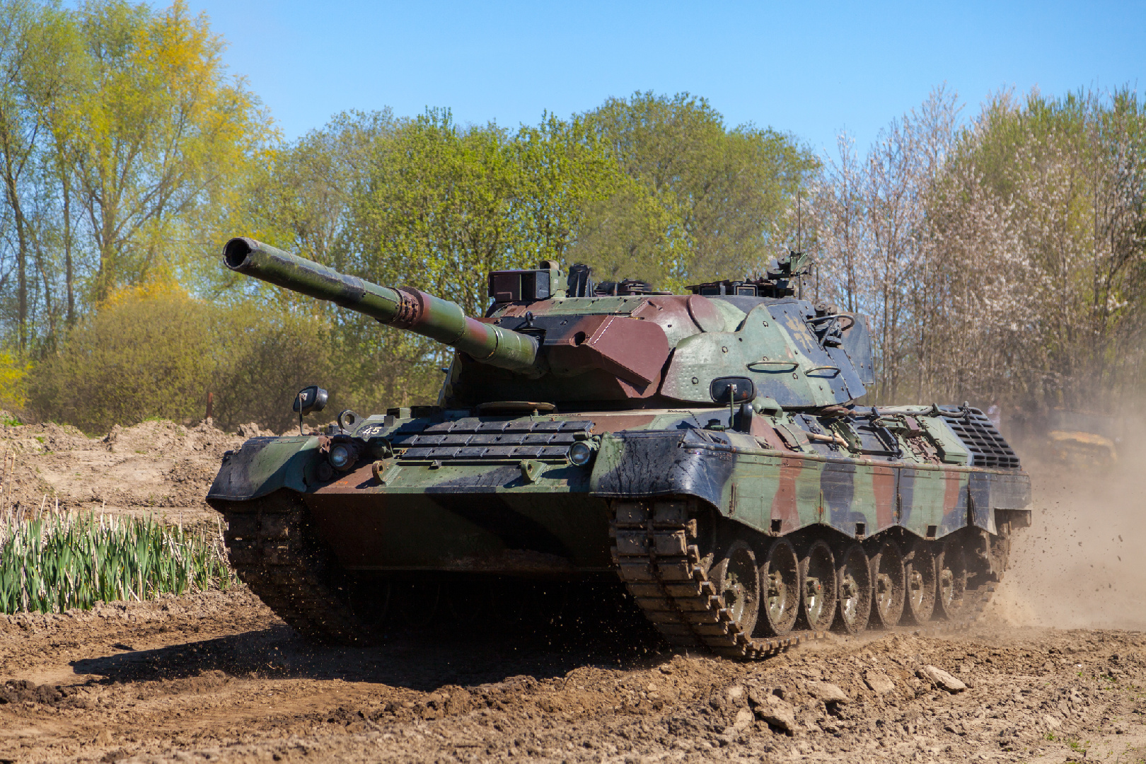 Leopard 1a5. Танки леопард на Украине. Танков Leopard Украине. Списанный Leopard 1. Leopard 1 и БМП типа Marder.