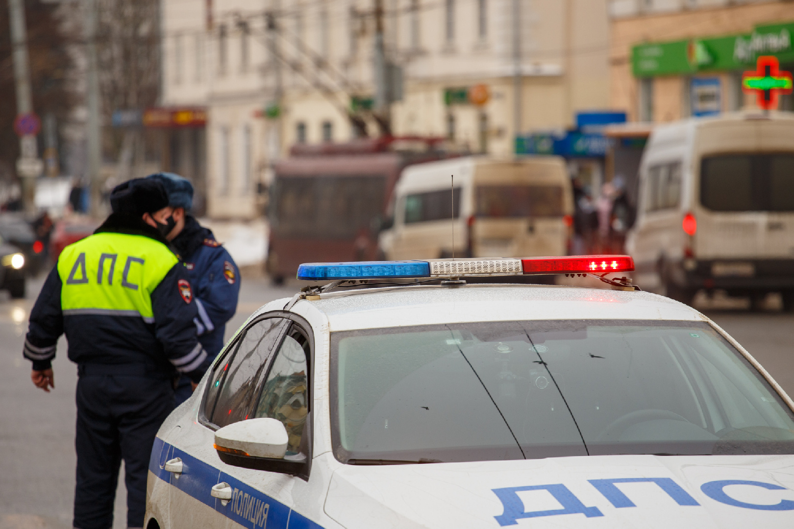 Полиция оштрафовала воронежцев за катание в ванне, привязанной к машине |  Радио 1