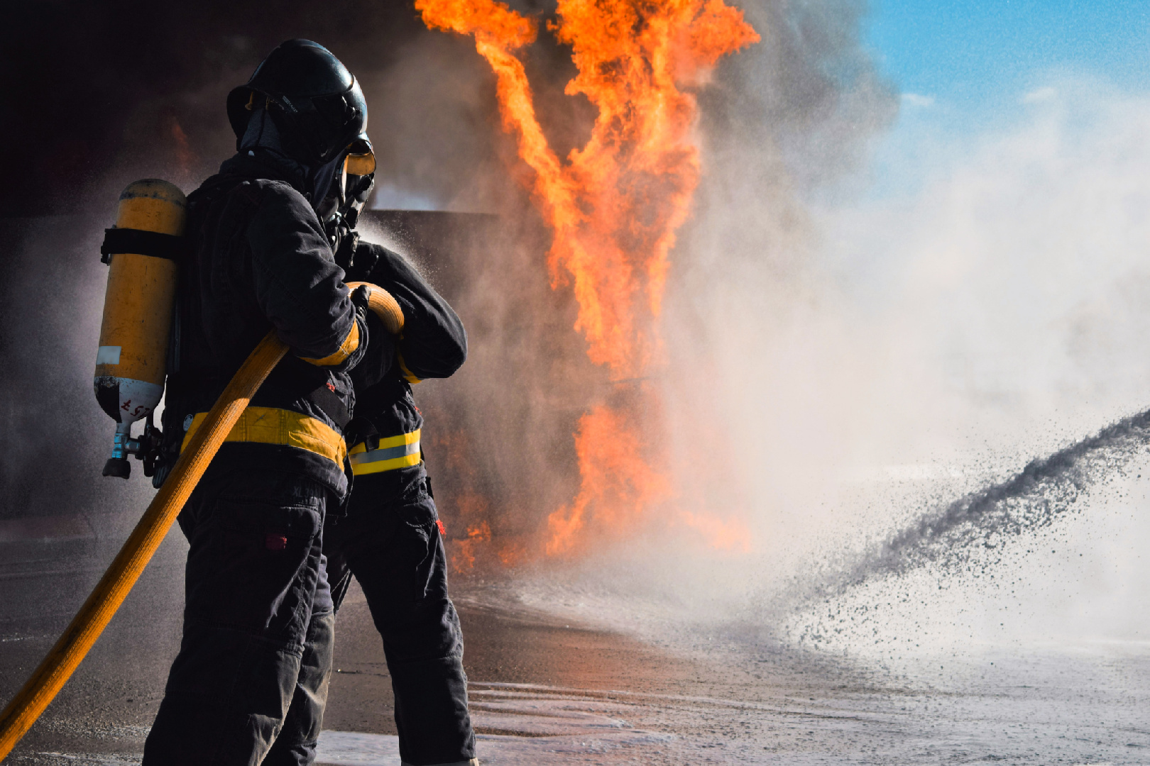 Пожар на вещевом рынке в Ростове-на-Дону вырос втрое