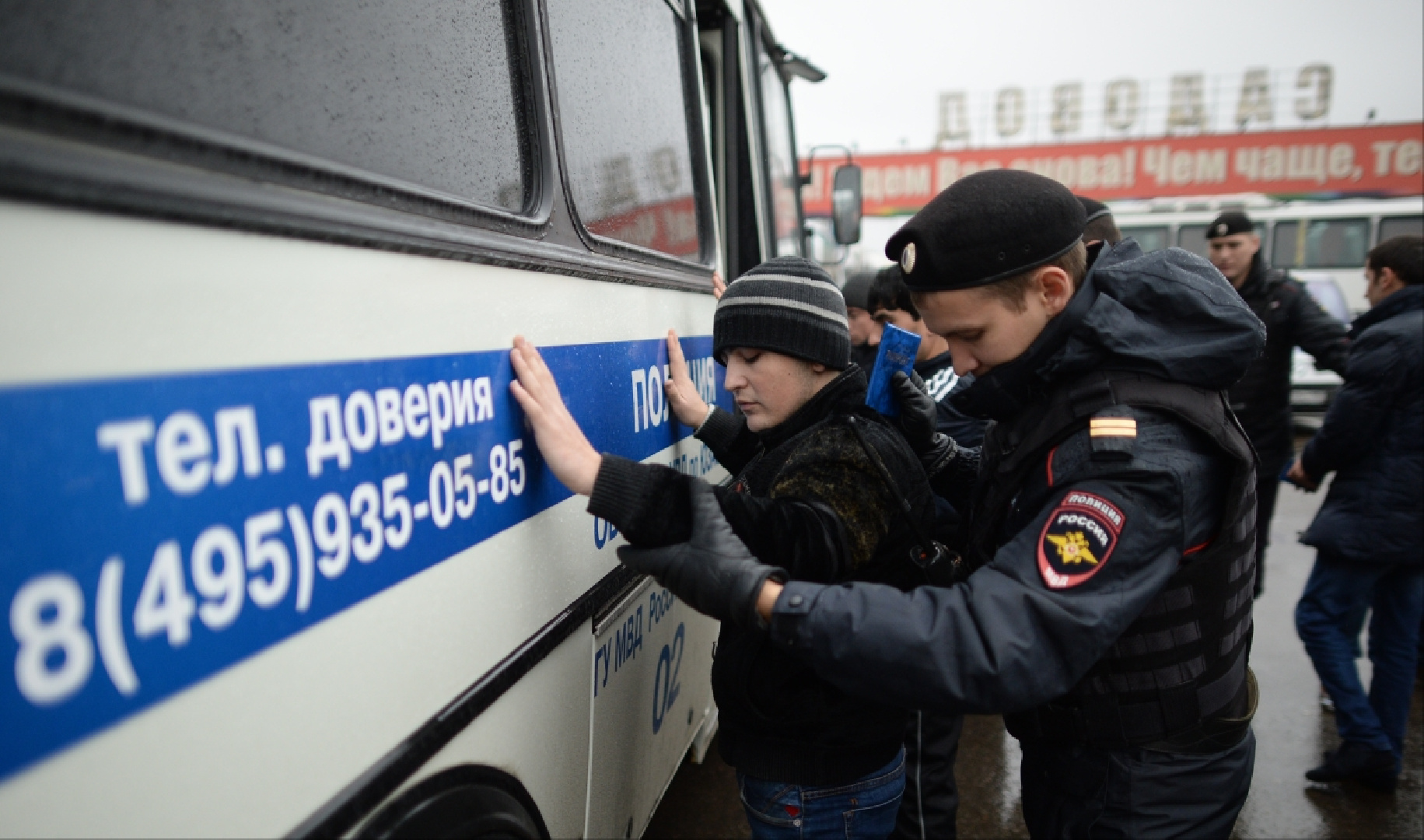 На рынке «Садовод» рабочие напали на полицейских и окружили их | Радио 1