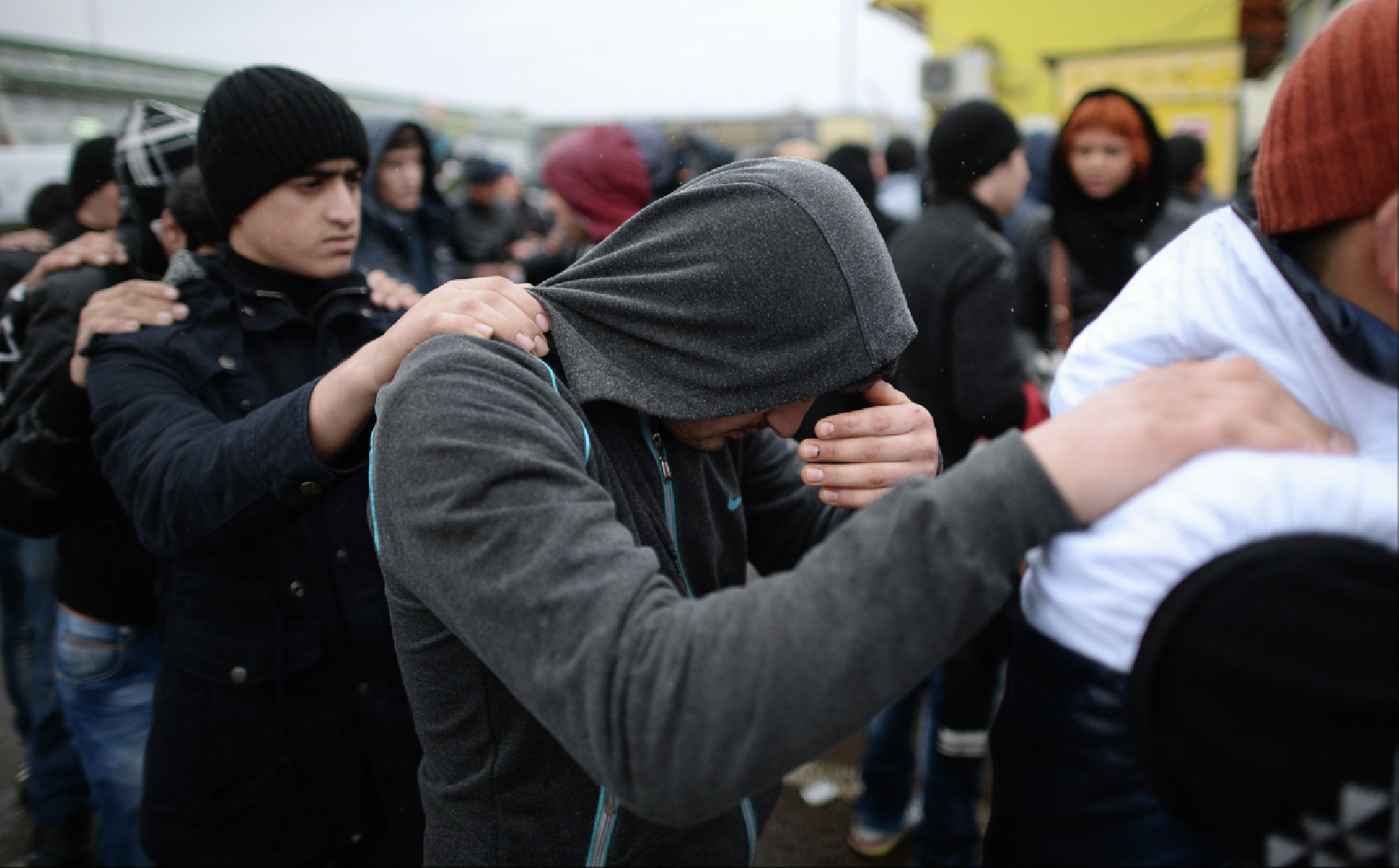 Задержанный на «Садоводе» протащил полицейского на машине и ударил | Радио 1