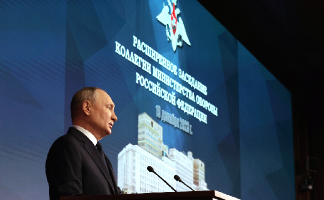Путин вручил госнаграды Героям России