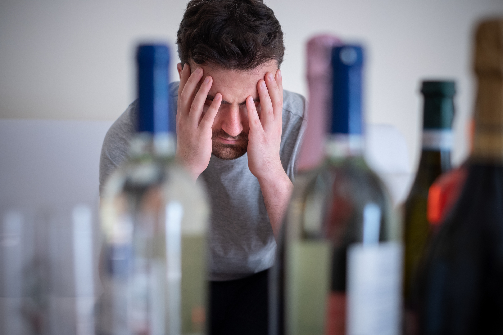 От него часто страдают. Алкоголизм. Злоупотребление алкоголем. Депрессия и алкоголизм.