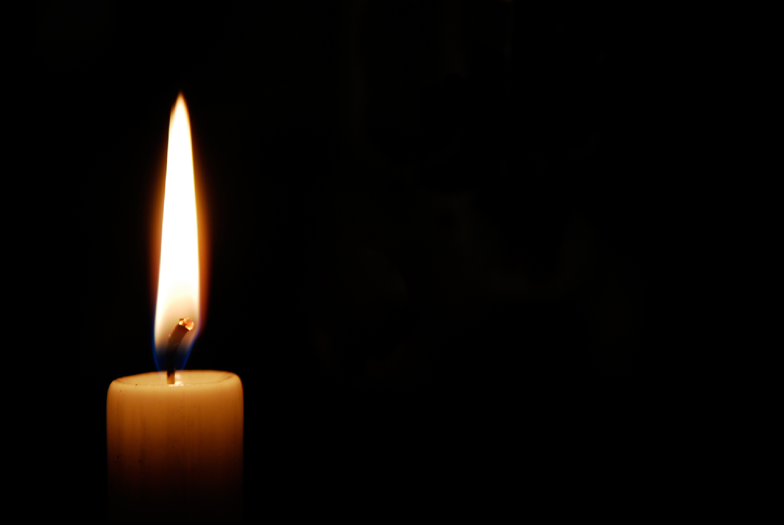 Траурная свеча. Свеча памяти. Свечка на черном фоне. Свеча на темном фоне. Черная свеча памяти