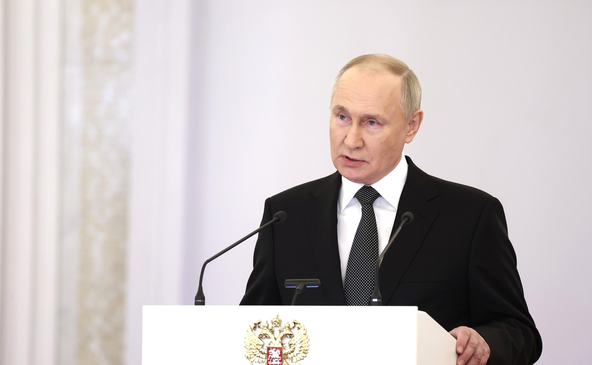 Путин поручил повысить зарплаты профессорам вузов