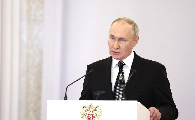 Путин поручил повысить зарплаты профессорам вузов