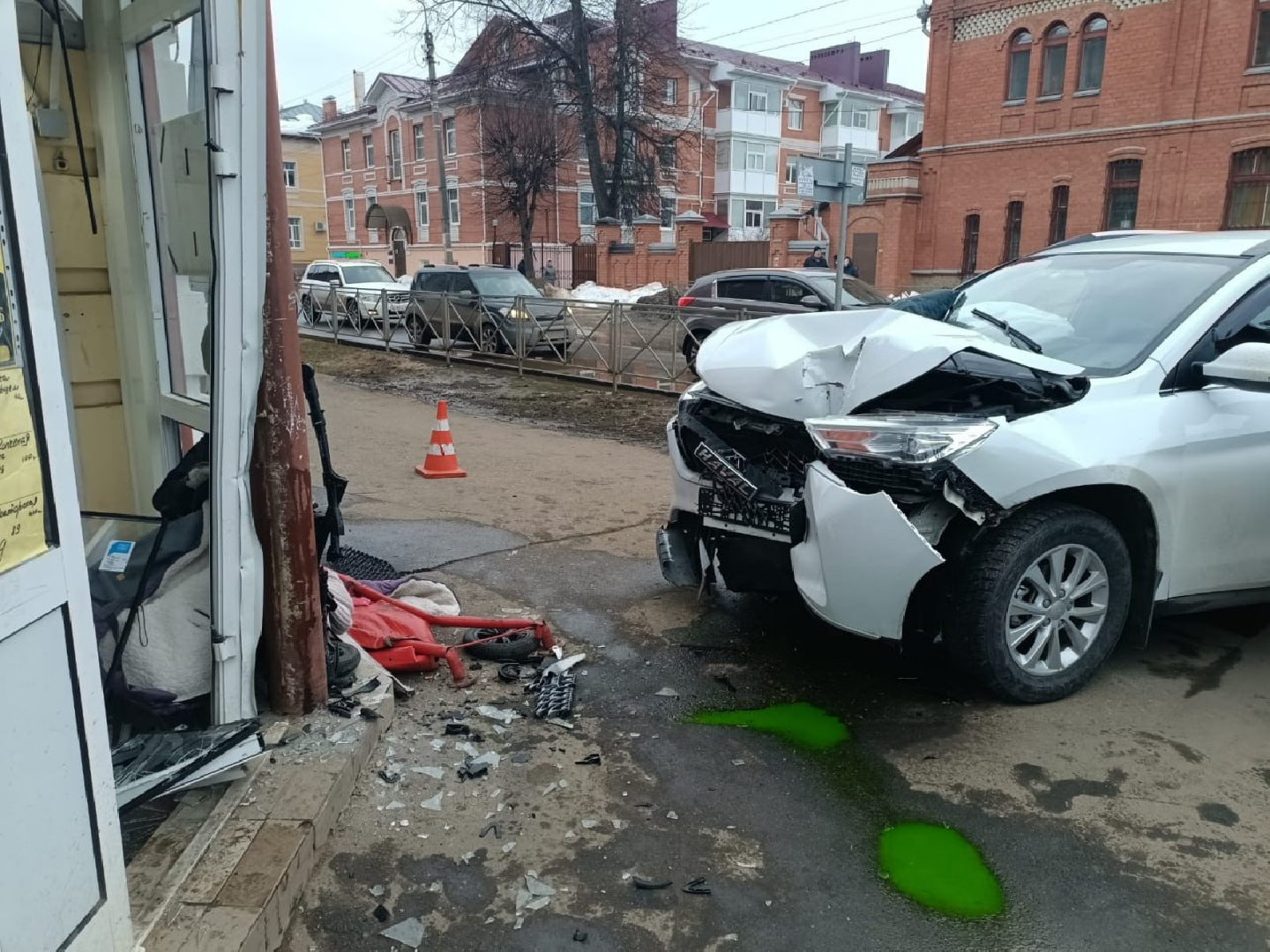 В Костроме водитель сбил на тротуаре женщину с ребенком в коляске |  21.03.2024 | Подмосковье - БезФормата