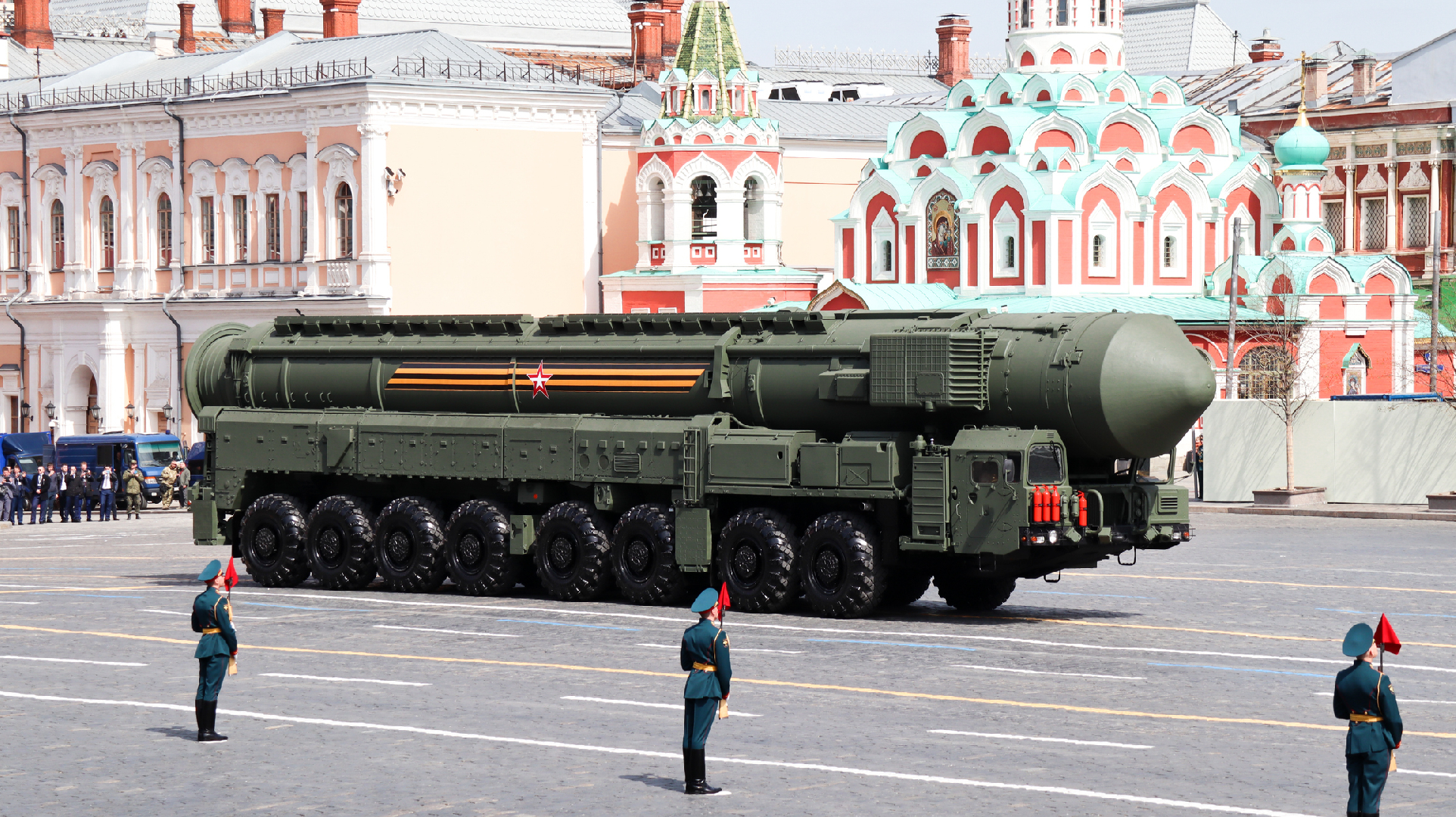 «Запустить ракеты по людям»: где отменили Парад Победы и что известно о планах Киева