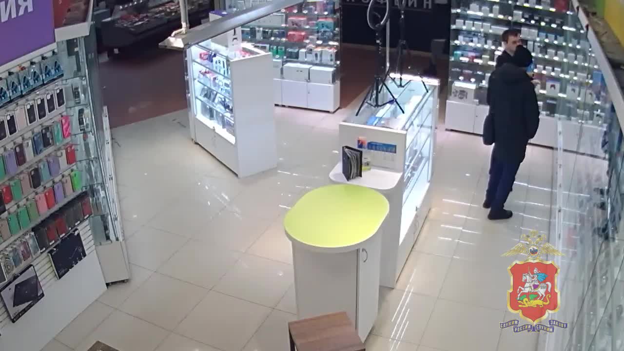 В Химках поймали мужчину, подменившего в магазине смартфоны на муляжи