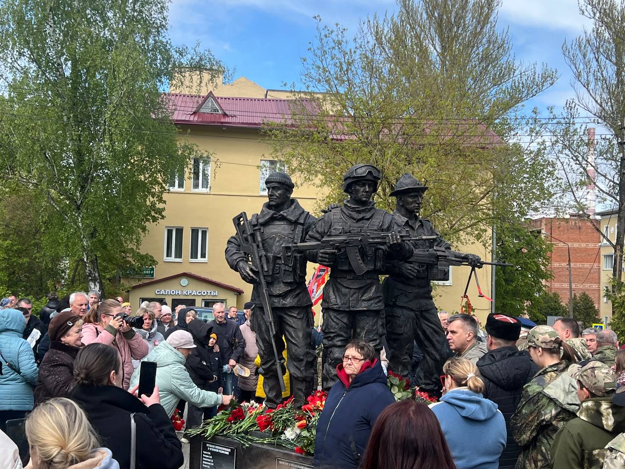 В Кашире состоялось торжественное открытие памятника бойцам СВО | Радио 1