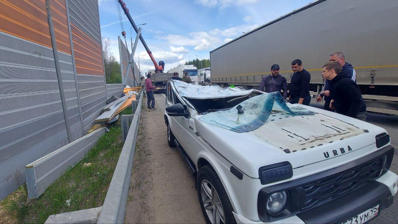 Движение по ЦКАД заблокировало из-за упавшего на машину знака | Радио 1