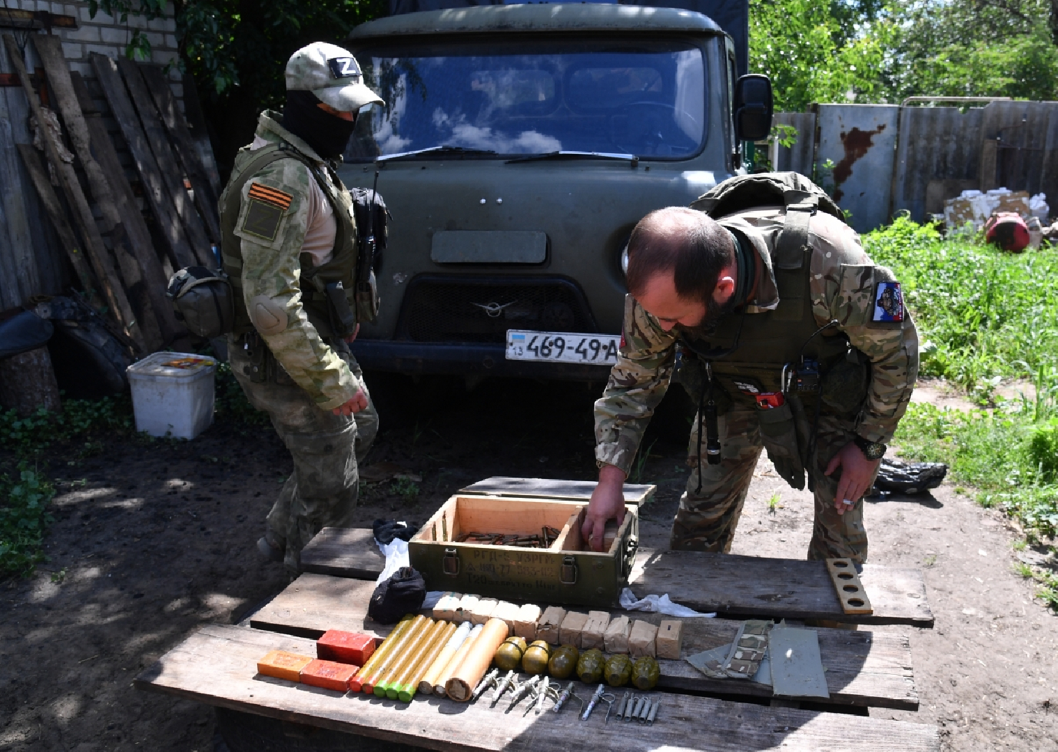 Спецслужбы РФ обнаружили крупный схрон вооружения НАТО под Артёмовском |  Радио 1