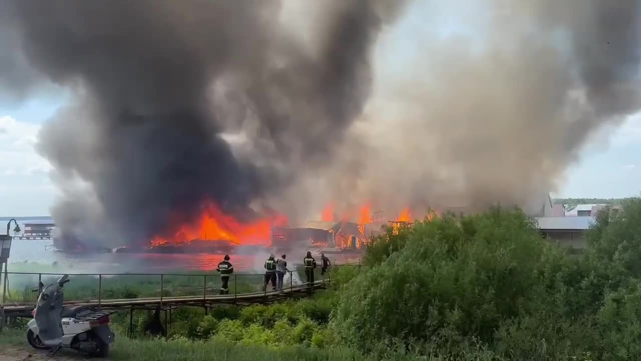 В Дубне горит лодочный посёлок «БАМ» на Московском море – видео | Радио 1