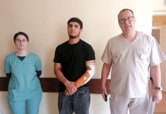 В Долгопрудном молодому человеку спасли искромсанную бензопилой руку
