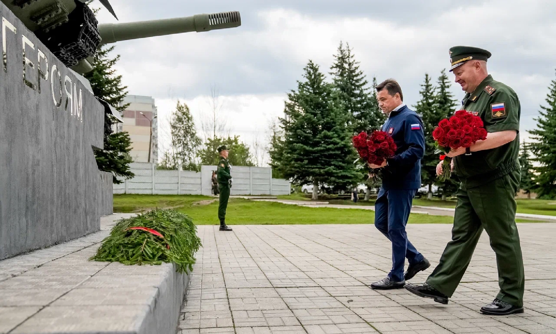 Губернатор Подмосковья Воробьёв возложил цветы к памятнику в Наро-Фоминске  | Радио 1