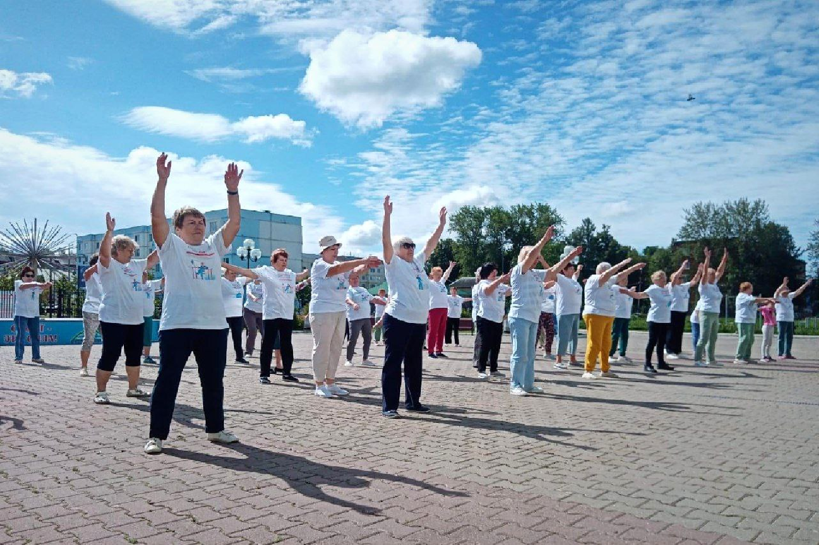 В Волоколамске прошла зарядка для долголетов | Радио 1