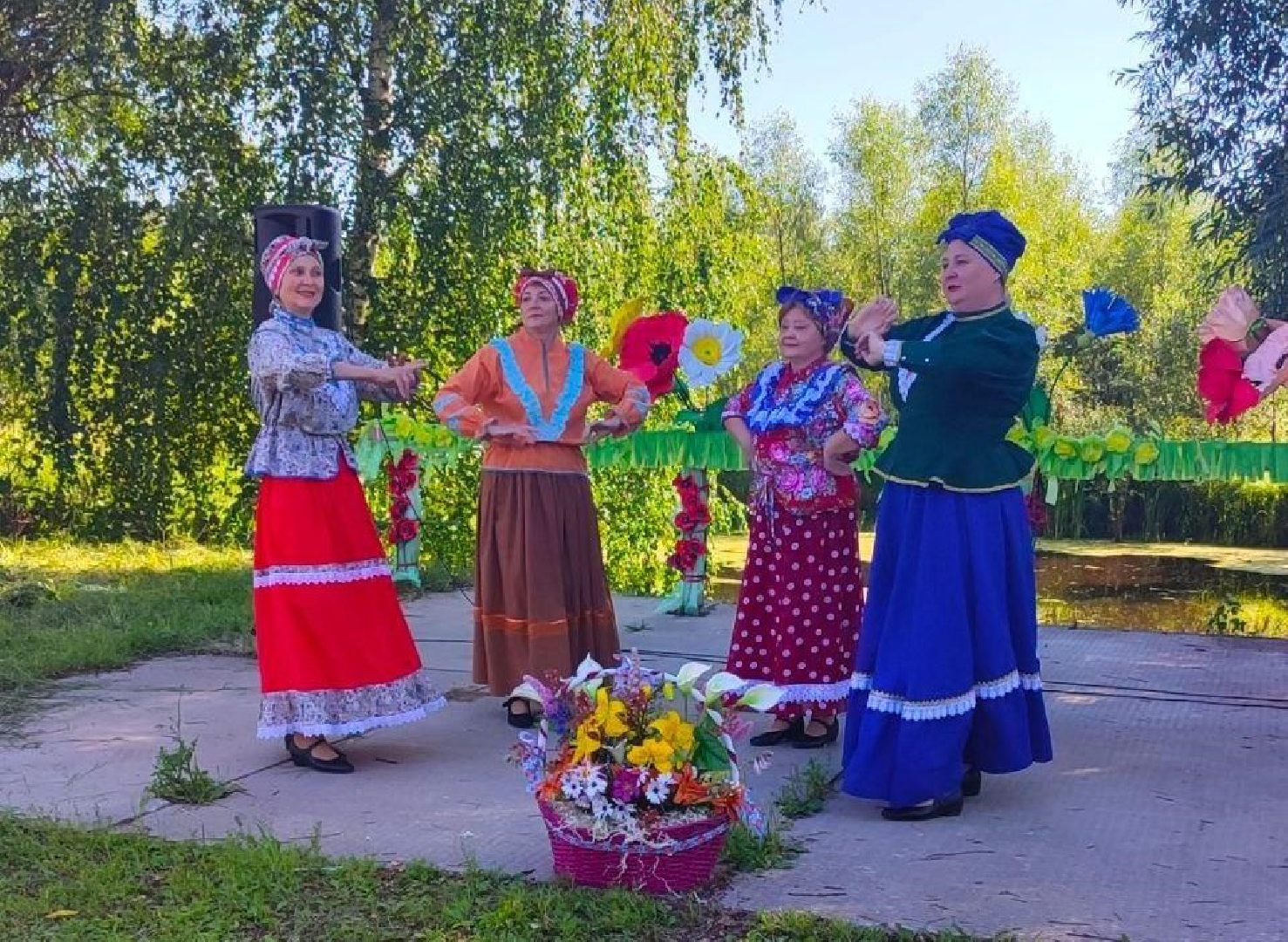 День деревни в Демидове отметили с танцами и песнями | Радио 1