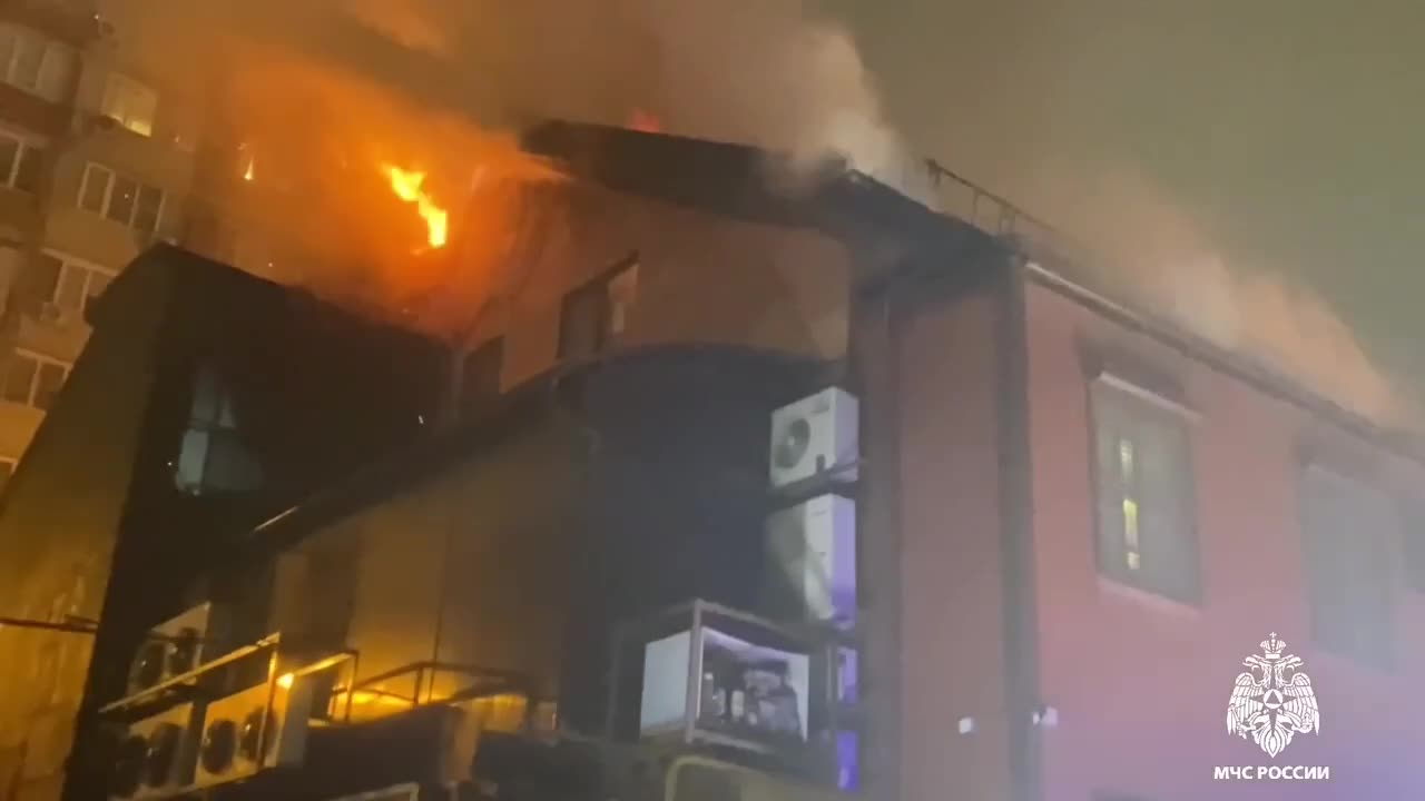 МЧС: В Краснодаре огонь охватил крышу ресторана, пожар локализован