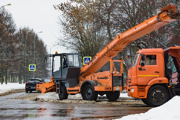 Из-за снегопадов в Петербурге на улицы выводили 1100 единиц техники