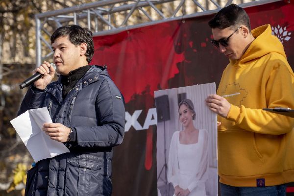 Брат погибшей Салтанат Нукеновой Айтбек Амангелды (слева) выступает на марше против насилия (Фото: РИА Новости/Ертай Сарбасов)