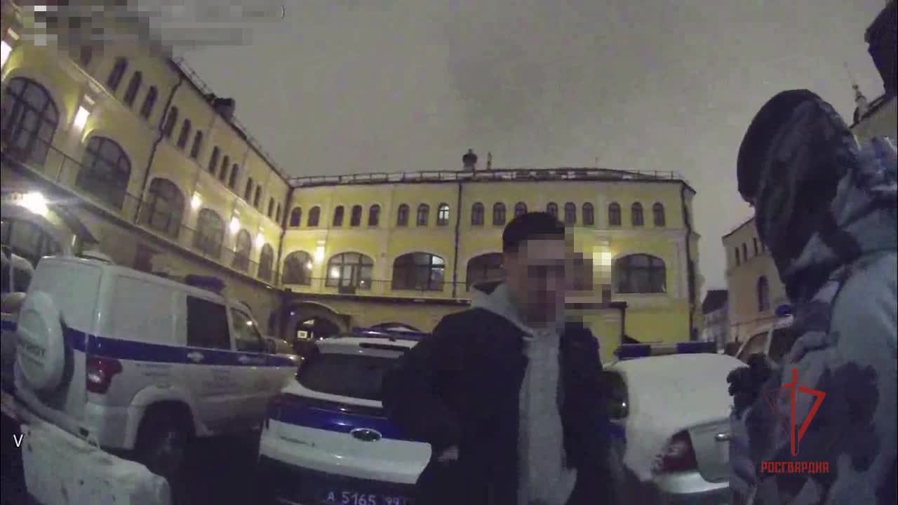 В Москве парень случайно выронил пакетик с кокаином прямо перед росгвардейцами – видео