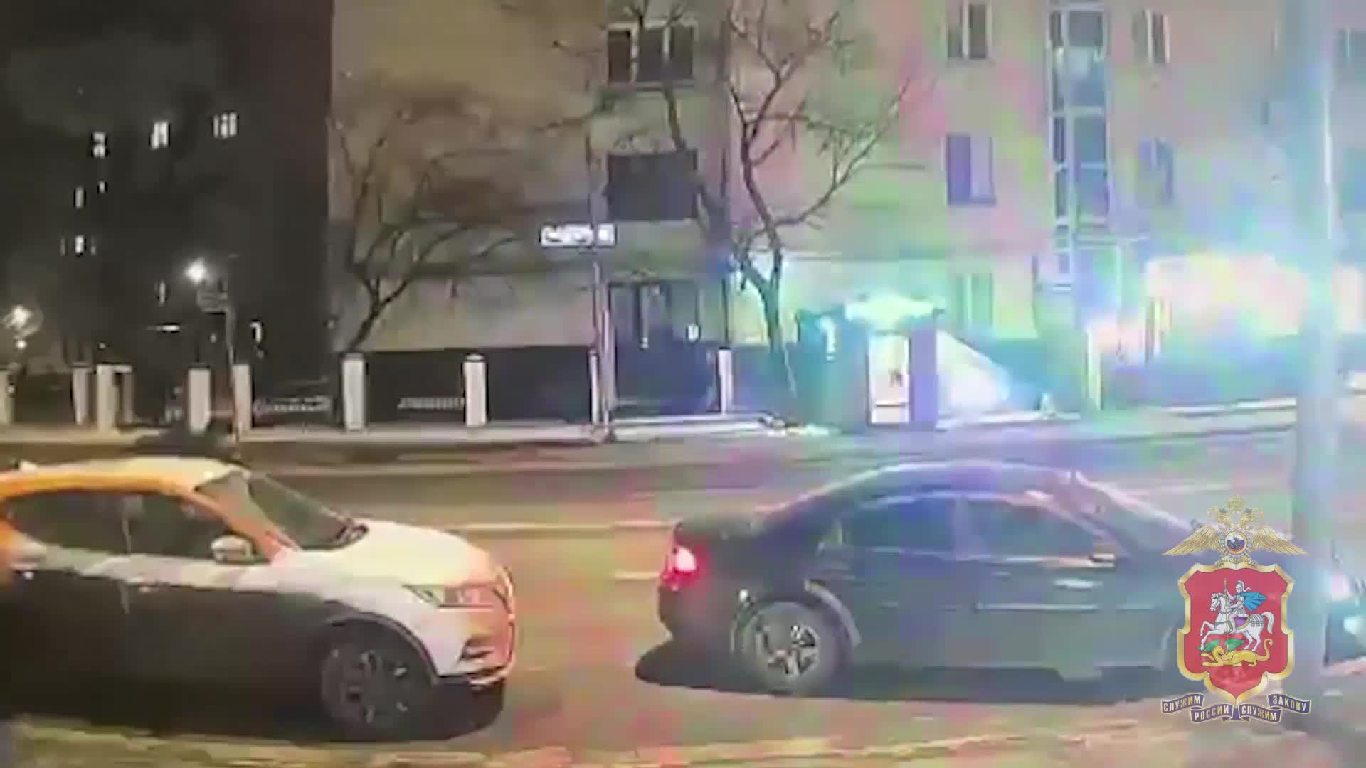 Подмосковные полицейские догнали курьера мошенников и вернули жертве деньги