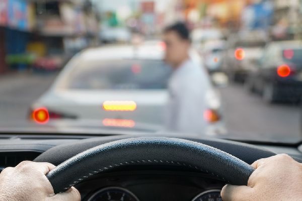 Водитель иномарки сбил двух человек возле РАН