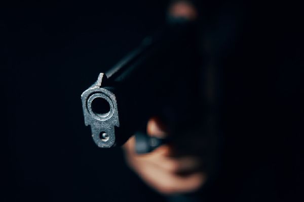 В Краснодаре неизвестный несколько раз выстрелил в мужчину и скрылся