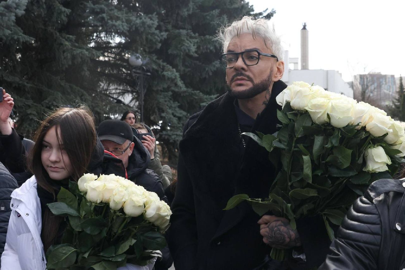 Филипп Киркоров с дочерью Аллой-Викторией на похоронах отца (фото: Telegram @official_kirkorov)